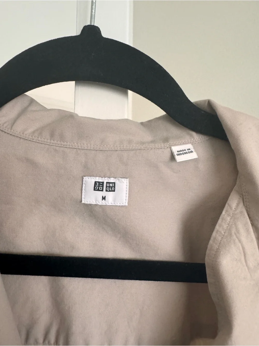 Uniqlo Men's Short Sleeve Open Collar Shirt in Beige Size M